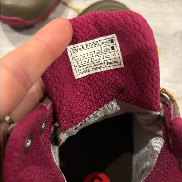 NWOT. Teva hiking boots. - Picture 4 of 4